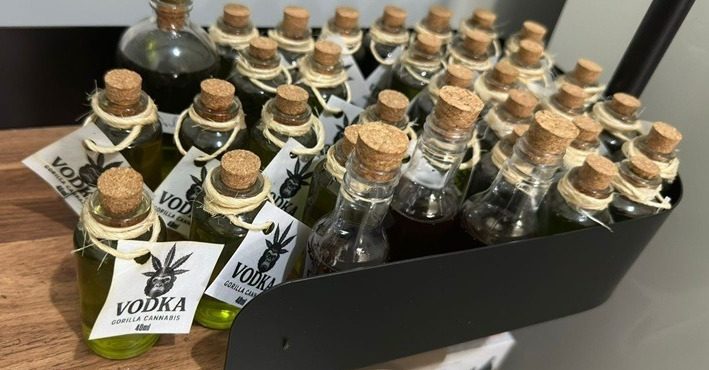 Frascos com bebida alcóolica à base de cannabis: "maconha gourmet" | Foto: Divulgação/PCSP