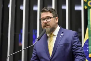 'Flávio quis me ajudar', ressaltou o deputado, em conversa com Oeste. 'Nunca pedi dinheiro. Isso não vai acontecer.' | Foto: Reprodução/Agência Câmara