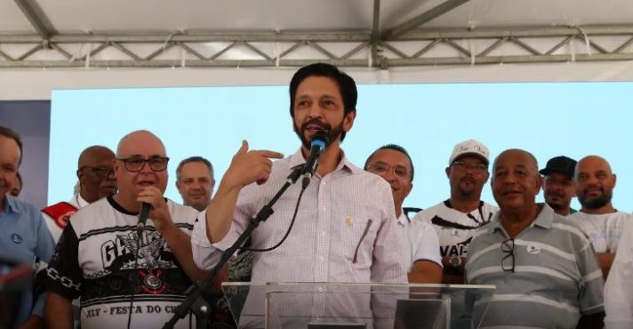 O Prefeito Ricardo Nunes discursa diante de apoiadores em evento público em São Paulo