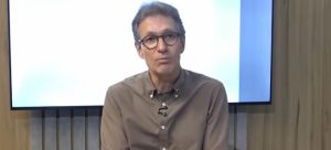 O governador Romeu Zema crítica o atual governo em entrevista via internet