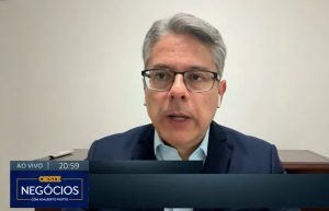 O senador Alessandro Vieira (MDB/SE), durante entrevista ao programa Oeste Negócios | Foto: Reprodução/YouTube/Revista Oeste
