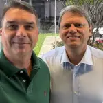 O senador Flávio Bolsonaro (PL/RJ) e o governador de São Paulo, Tarcísio de Freitas (Republicanos) | Foto: Reprodução/X