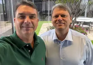 O senador Flávio Bolsonaro (PL/RJ) e o governador de São Paulo, Tarcísio de Freitas (Republicanos) | Foto: Reprodução/X