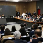 Sessão plenária do Conselho Nacional de Justiça com magistrados, conselheiros e público acompanhando deliberações em auditório oficial.