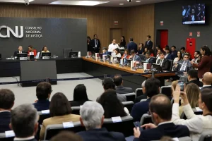 Sessão plenária do Conselho Nacional de Justiça com magistrados, conselheiros e público acompanhando deliberações em auditório oficial.