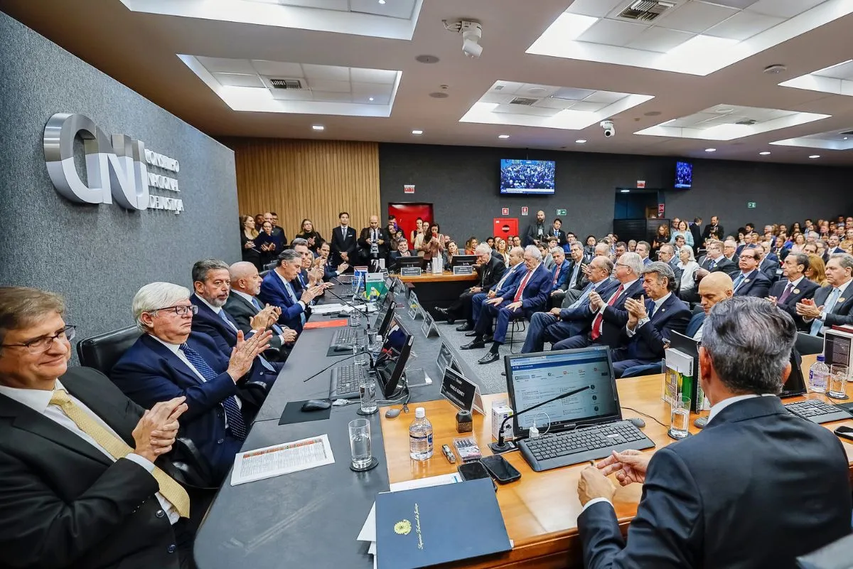 Autoridades do Judiciário participam de sessão solene no Conselho Nacional de Justiça, com plenário lotado e mesa diretora ao centro.