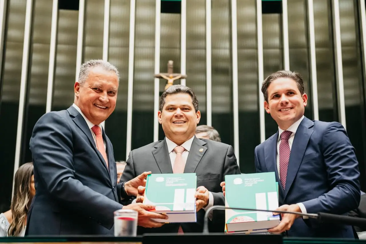 Rui Costa (esq.), Davi Alcolumbre (centro) e Hugo Motta (dir.)