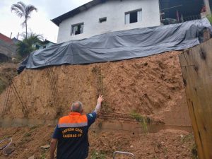 A Defesa Civil de SP reforça que moradores de áreas de risco devem ficar atentos a sinais de instabilidade | Foto: AgênciaSP/Gov