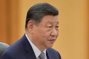 Xi Jinping durante uma reunião com o primeiro-ministro britânico Keir Starmer, no Grande Salão do Povo em Pequim - 29/1/2026 | Foto: Vincent Thian/Reuters