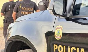 agentes e viatura da pf