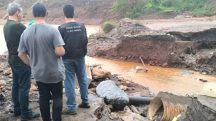 Equipes da Prefeitura de Congonhas visitaram, ontem pela manhã, áreas atingidas pelo transbordamento do reservatório da Vale na mina de Fábrica, em Ouro Preto | Foto: Divulgação/Prefeitura de Congonhas