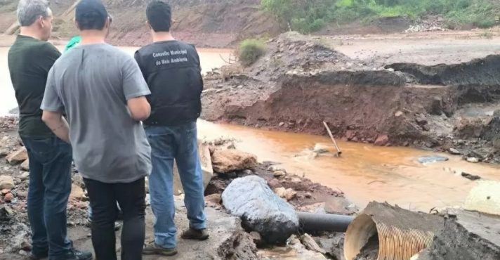 Equipes da Prefeitura de Congonhas visitaram, ontem pela manhã, áreas atingidas pelo transbordamento do reservatório da Vale na mina de Fábrica, em Ouro Preto | Foto: Divulgação/Prefeitura de Congonhas