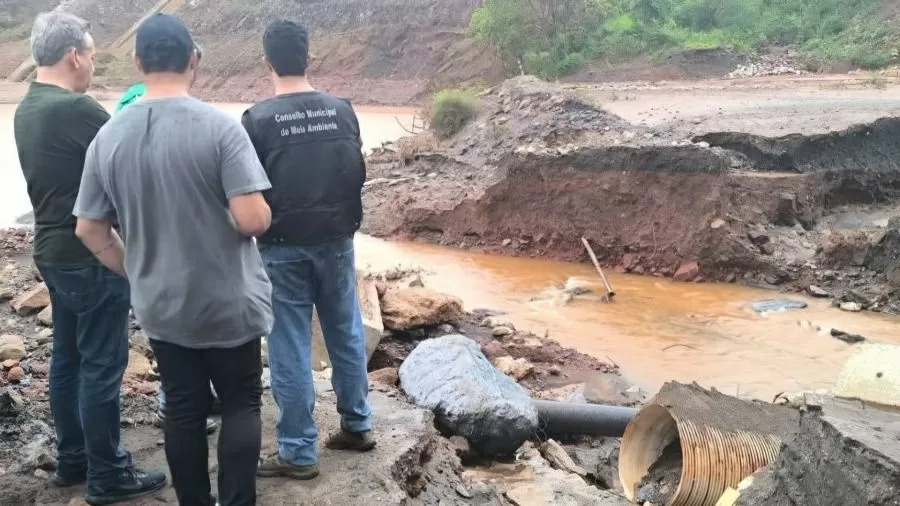 Equipes da Prefeitura de Congonhas visitaram, ontem pela manhã, áreas atingidas pelo transbordamento do reservatório da Vale na mina de Fábrica, em Ouro Preto | Foto: Divulgação/Prefeitura de Congonhas