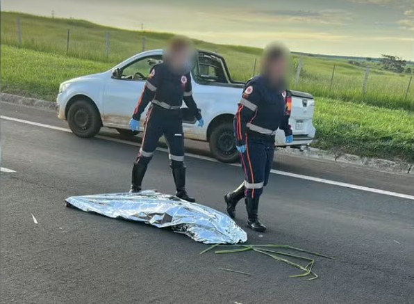 Corpo de Fernanda chegou a ser coberto por manta térmica, depois de ela ser dada como morta | Foto: Reprodução/Conecta Bauru