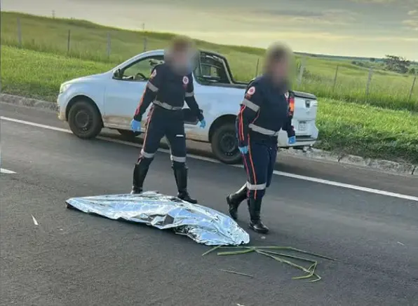 Corpo de Fernanda chegou a ser coberto por manta térmica, depois de ela ser dada como morta | Foto: Reprodução/Conecta Bauru