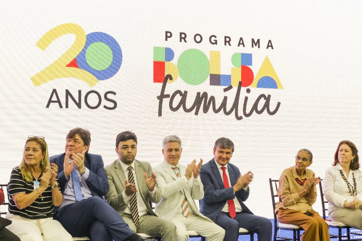 Autoridades em evento comemorativo de 20 anos do Programa Bolsa Família no Brasil