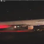 Boeing 777-32W, com capacidade para 410 passageiros, da Latam depois de abortar decolagem | Foto: Reprodução/Redes sociais