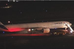 Boeing 777-32W, com capacidade para 410 passageiros, da Latam depois de abortar decolagem | Foto: Reprodução/Redes sociais