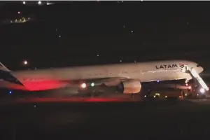 Boeing 777-32W, com capacidade para 410 passageiros, da Latam depois de abortar decolagem | Foto: Reprodução/Redes sociais