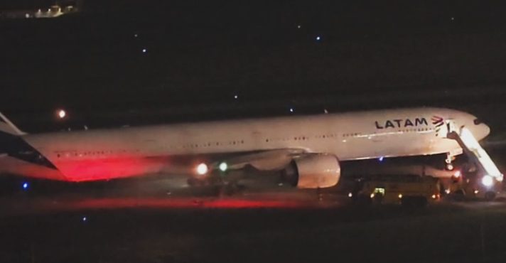 Boeing 777-32W, com capacidade para 410 passageiros, da Latam depois de abortar decolagem | Foto: Reprodução/Redes sociais