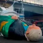 Boneco em alusão a Lula caiu e foi arrastado depois do desfile da Acadêmicos de Niterói | Foto: Reprodução/Instagram/@bradockshow