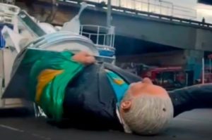 Boneco em alusão a Lula caiu e foi arrastado depois do desfile da Acadêmicos de Niterói | Foto: Reprodução/Instagram/@bradockshow