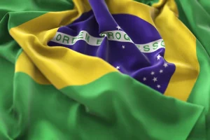 Bandeira do Brasil em tecido ondulado com cores verde, amarelo e azul e a frase Ordem e Progresso em destaque