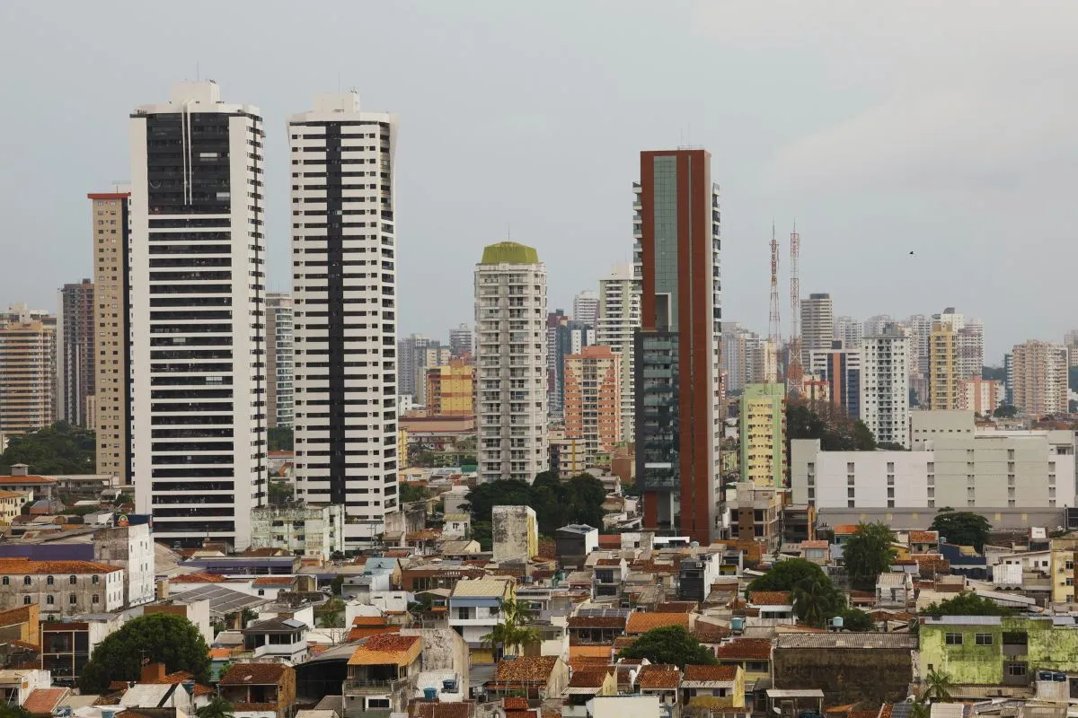 Vista panorâmica de cidade brasileira com prédios altos e área residencial ao primeiro plano.