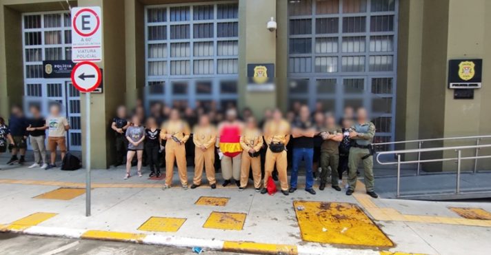 caça-fantasmas - policiais - carnaval sp