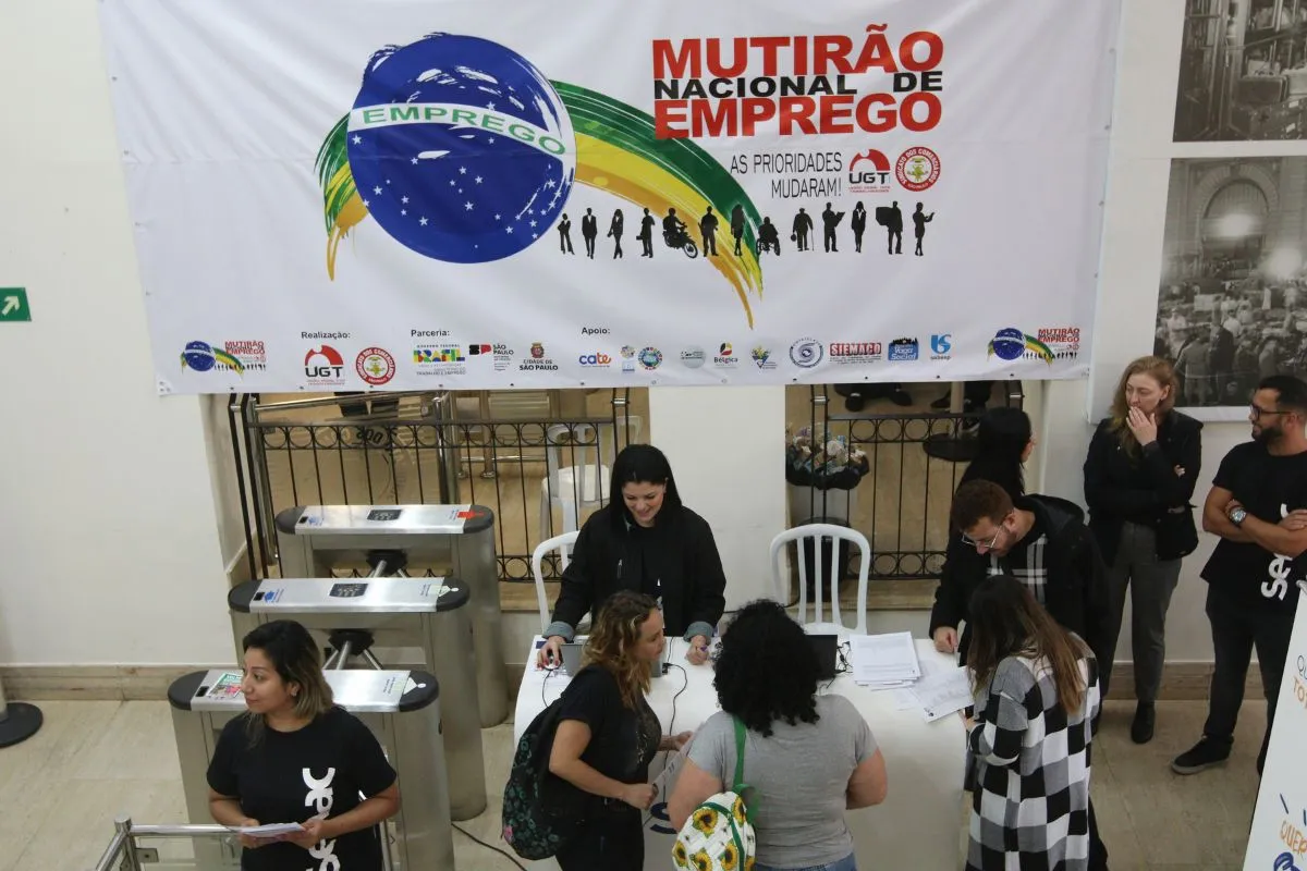 Pessoas participando do Mutirão Nacional de Emprego em evento de oferta de vagas de trabalho no Brasil.