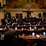 Deputados reunidos em sessão plenária na Assembleia Legislativa durante debate político no Brasil.