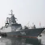 A embarcação participa de um exercício naval conjunto envolvendo a Marinha russa