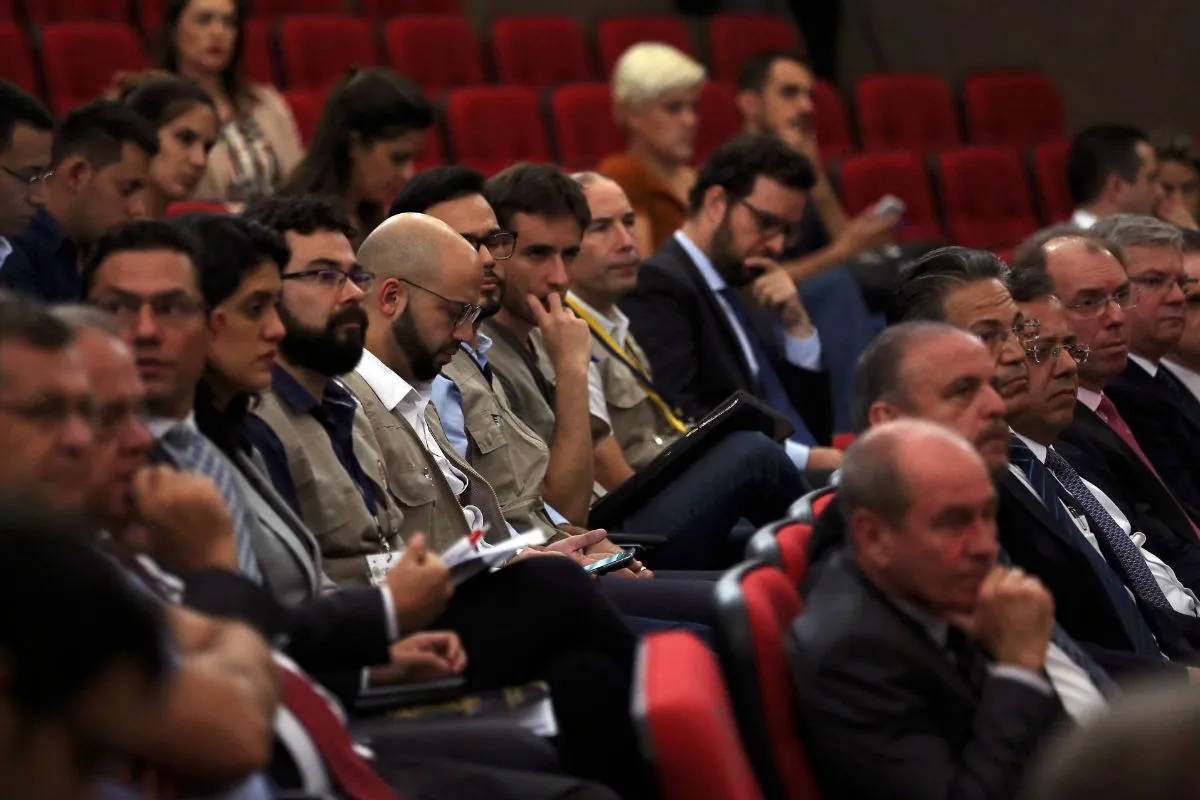 Participantes sentados em auditório durante audiência pública ou evento institucional no Brasil.