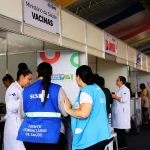 Profissionais do SUS atendem população em posto de vacinação do Ministério da Saúde durante campanha pública.
