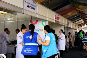 Profissionais do SUS atendem população em posto de vacinação do Ministério da Saúde durante campanha pública.