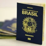 Passaporte brasileiro azul do Mercosul com brasão da República Federativa do Brasil