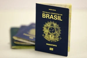 Passaporte brasileiro azul do Mercosul com brasão da República Federativa do Brasil