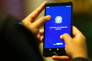 Pessoa segurando smartphone com aplicativo Carteira de Trabalho Digital aberto na tela