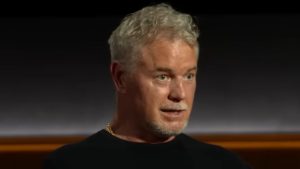 Eric Dane durante entrevista ao Últimas Palavras | Foto: Reprodução/Netflix