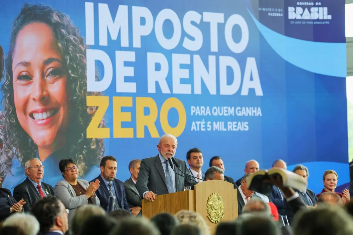 Presidente Lula anuncia proposta de Imposto de Renda Zero para quem ganha até 5 mil reais em evento oficial.