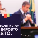 Placa com a frase O Brasil exige um imposto justo durante debate sobre reforma tributária no Congresso Nacional.
