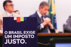 Placa com a frase O Brasil exige um imposto justo durante debate sobre reforma tributária no Congresso Nacional.