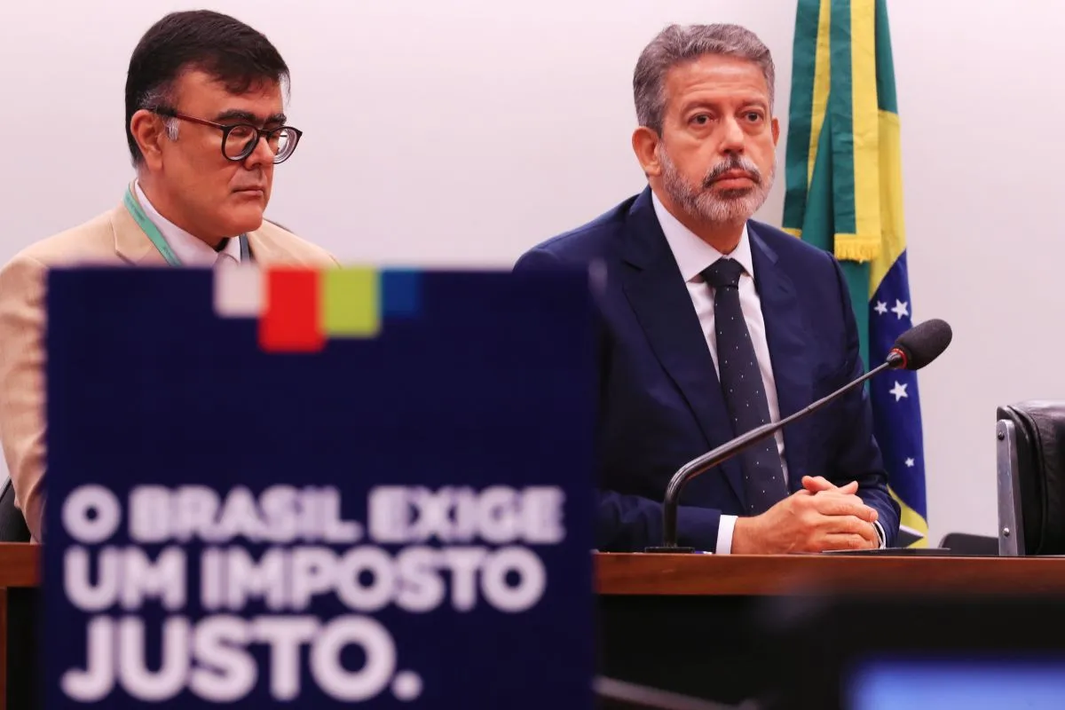 Autoridades participam de sessão no Congresso com placa O Brasil exige um imposto justo ao fundo.