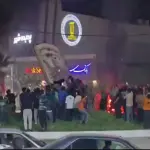 Manifestantes derrubam monumento a Khamenei | Foto: X/Reprodução