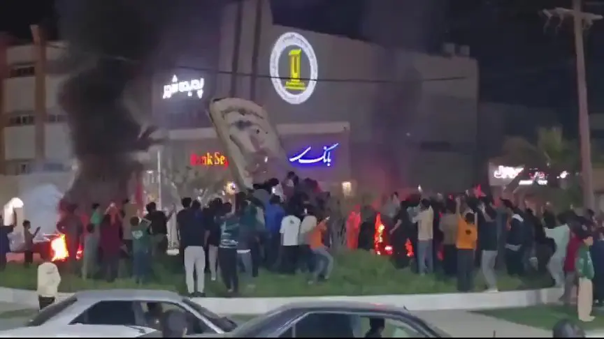 Manifestantes derrubam monumento a Khamenei | Foto: X/Reprodução