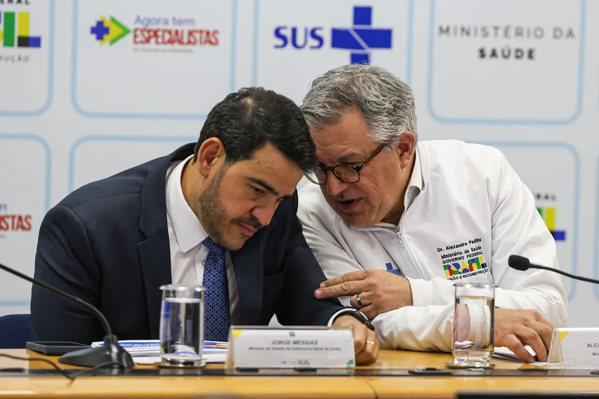 Autoridades do Ministério da Saúde conversam durante reunião oficial sobre o SUS em evento institucional.