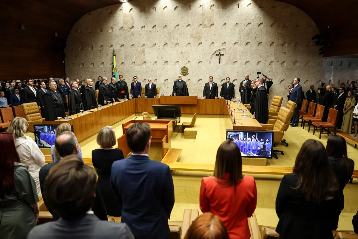 Sessão solene no Supremo Tribunal Federal com ministros reunidos em plenário