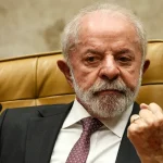 Presidente da República sentado em cadeira oficial durante reunião institucional no Brasil