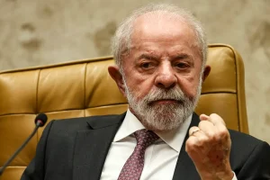 Presidente da República sentado em cadeira oficial durante reunião institucional no Brasil