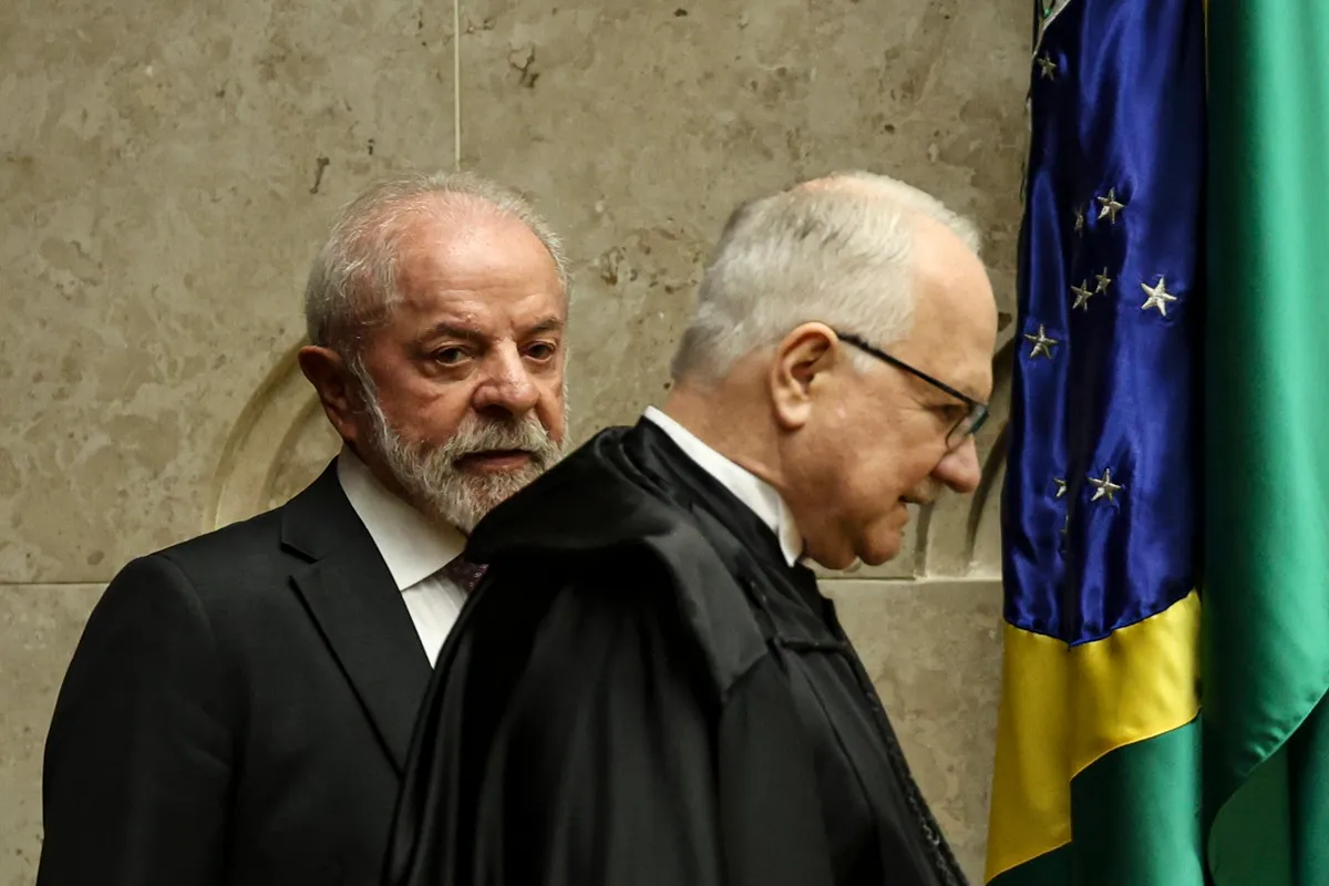 Autoridades durante sessão no Supremo Tribunal Federal com bandeira do Brasil ao fundo